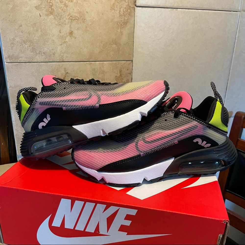 W Nike Air Max 2090 ‘Champagne Cyber’